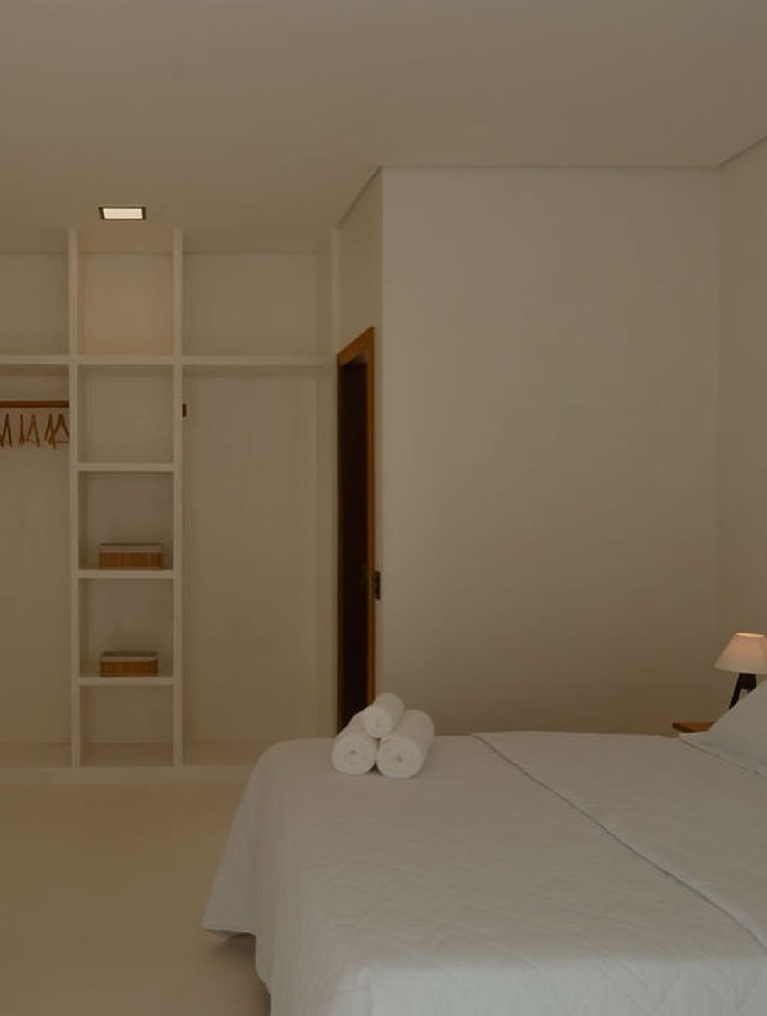 Quarto com closet aberto