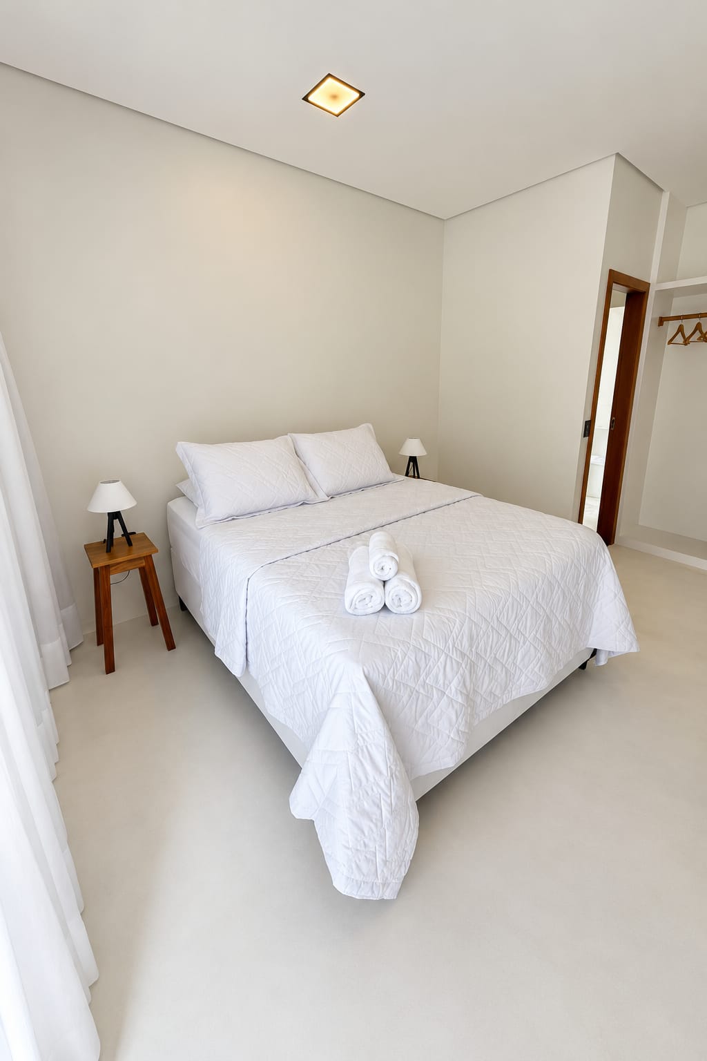 Essencial: quarto com cama de casal e toalhas