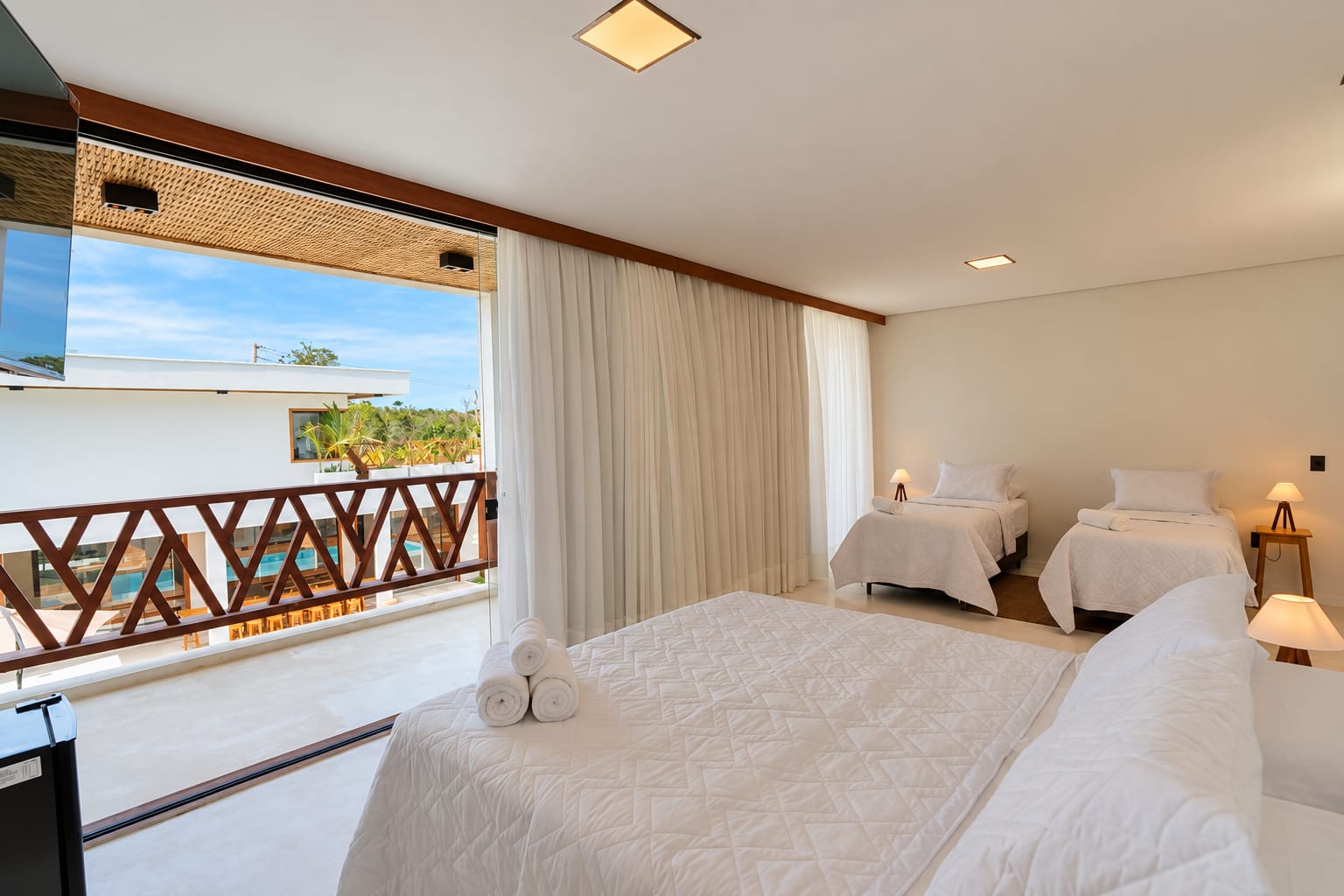 Comfort Brisa: camas e varanda com vista para a piscina