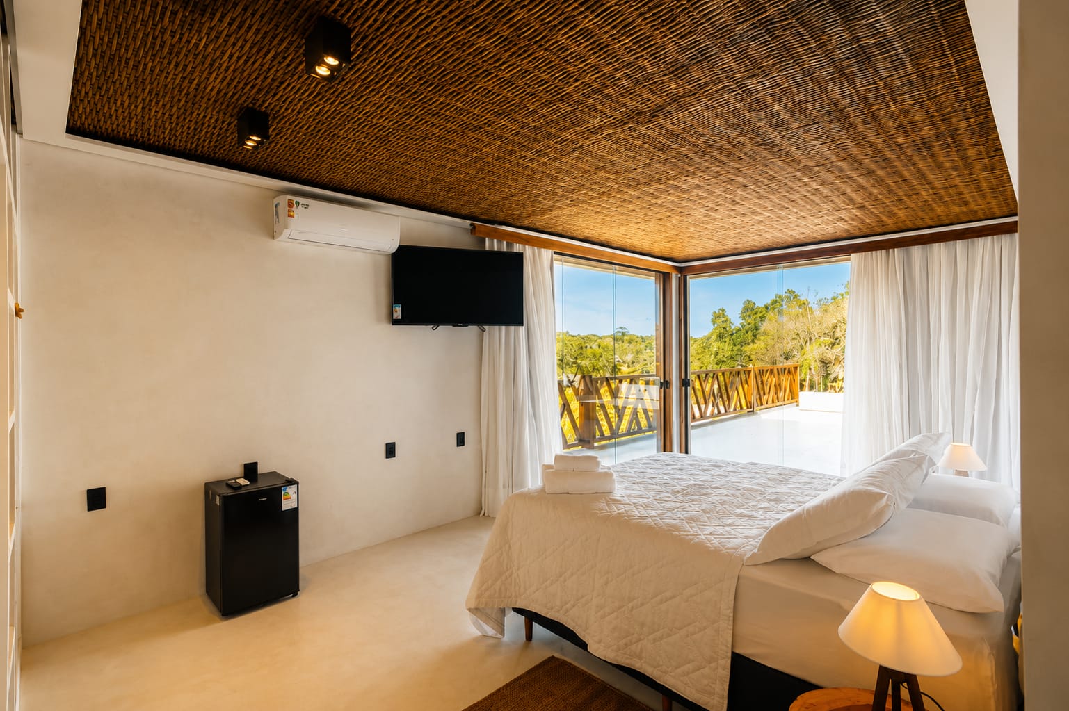 Master: quarto com cama de casal e vista para a varanda