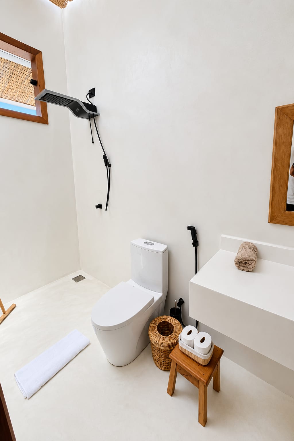 Essencial: banheiro com ducha e bancada