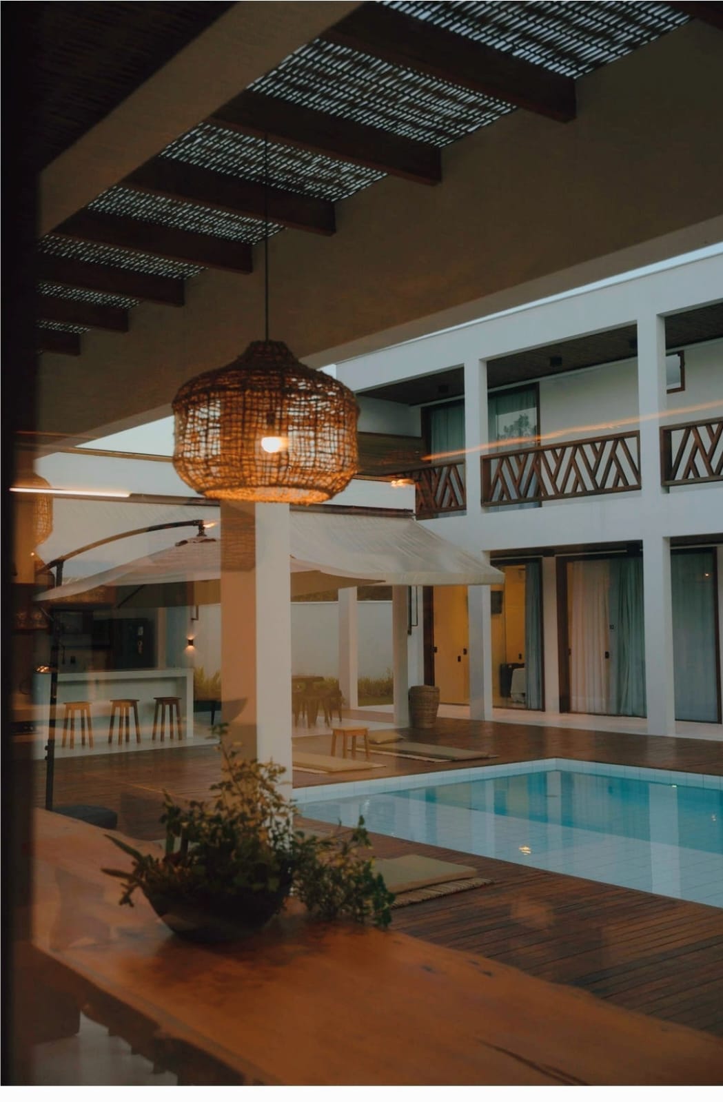 Piscina e varandas ao entardecer