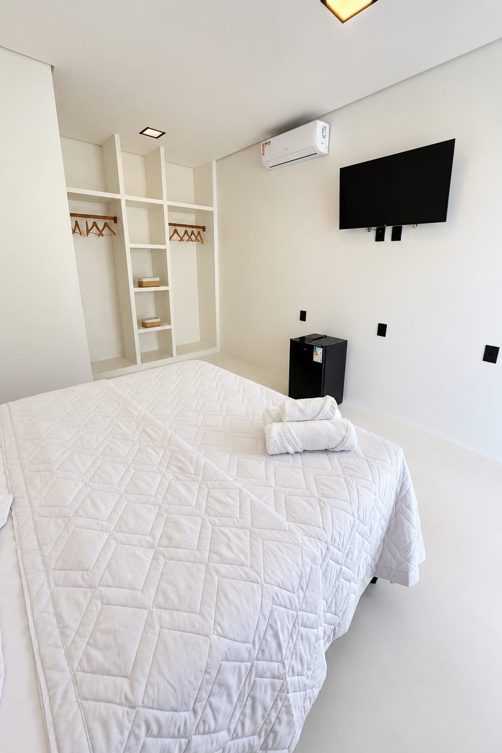 Essencial: quarto com TV, ar-condicionado e armário