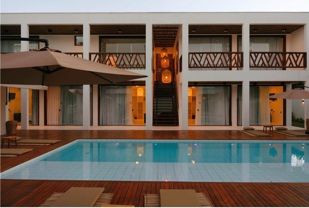 Vista da piscina à noite