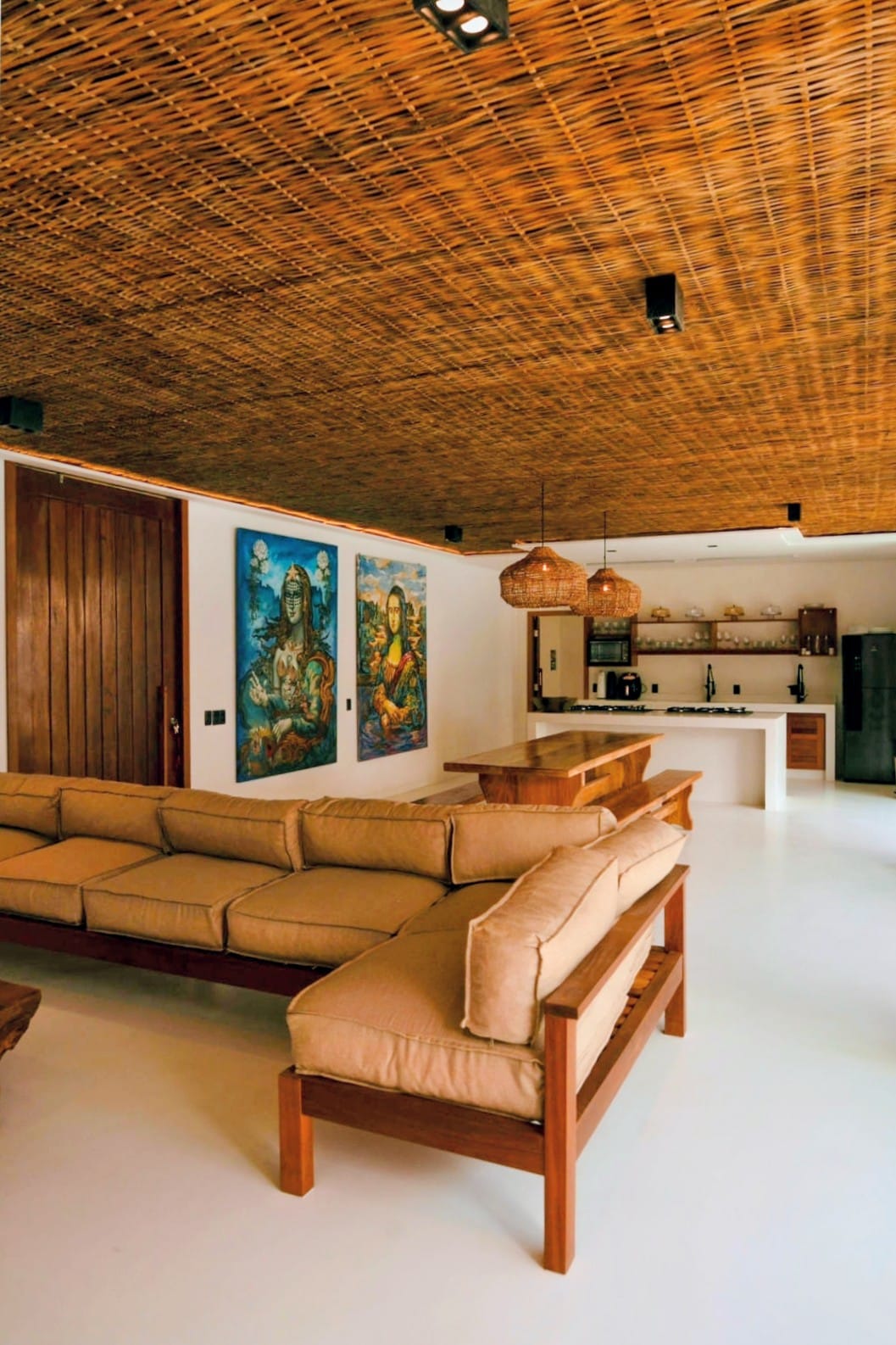 Sala de estar com teto de palha